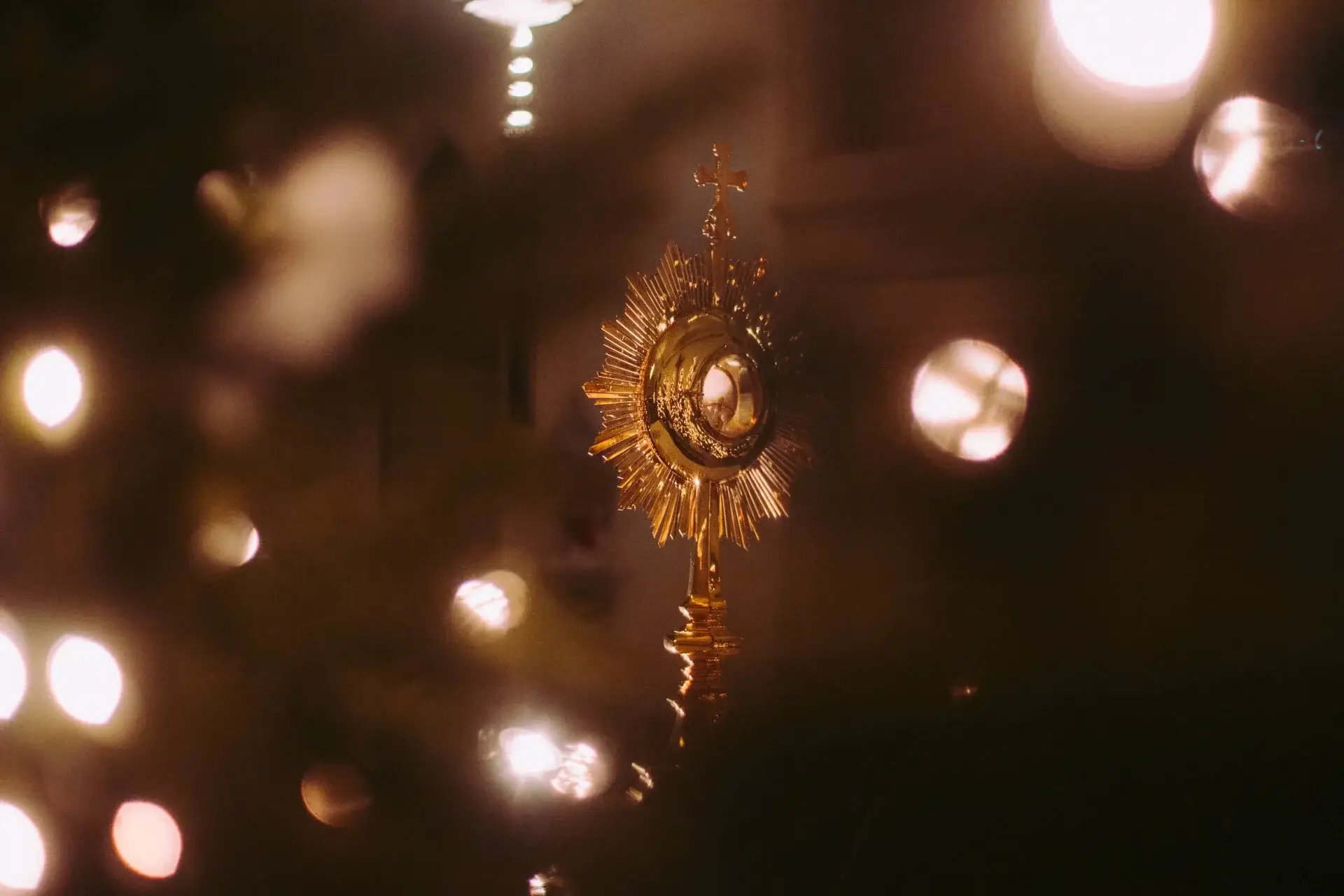 Adorujmy Ciebie Chryste – to wezwanie i zaproszenie do
                odkrycia miłości Jezusa obecnego w Najświętszym Sakramencie